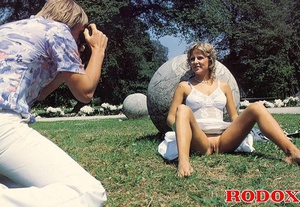 Retro xxx. Horny seventies lady shows he - Picture 3