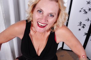 Stripping mature granny - XXX Dessert - Picture 1