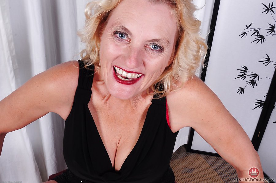 Stripping mature granny - XXX Dessert - Picture 1