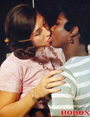 Retro porn. Four horny seventies lesbian - Picture 8