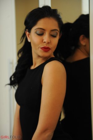 British tight dark haired beauty - Picture 1