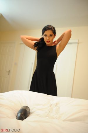 British tight dark haired beauty - Picture 7
