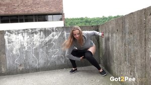 Pissing sexy ass teen - Picture 4