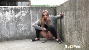 Pissing sexy ass teen - Picture 5