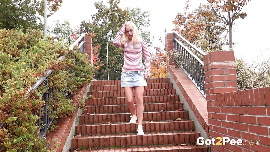 Teen blonde piss - XXXonXXX - Pic 2