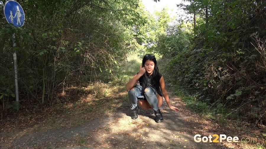 Brunette pee jeans - XXXonXXX - Pic 2