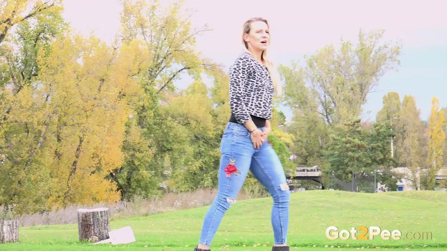 Blonde pee jeans - XXXonXXX - Pic 1