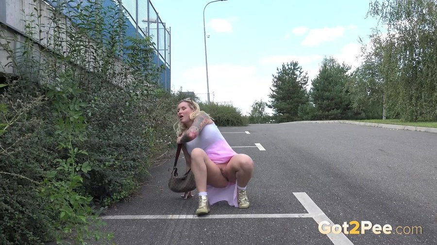 Fatty pissing - XXXonXXX - Pic 3