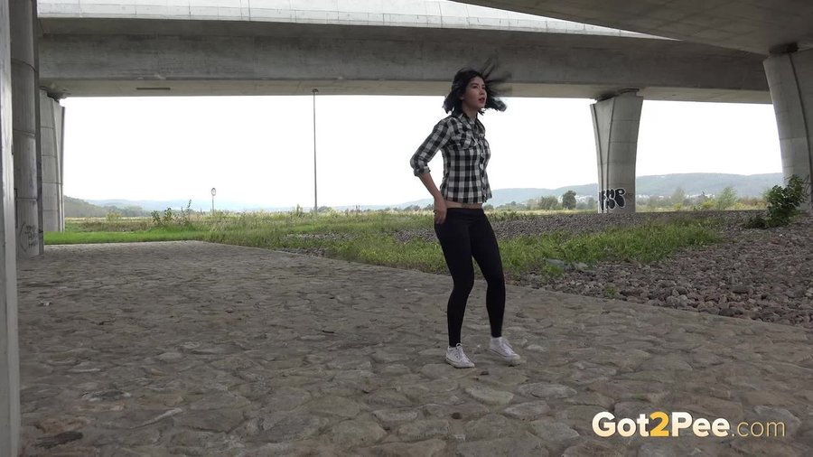 Black hair pissing - XXXonXXX - Pic 1