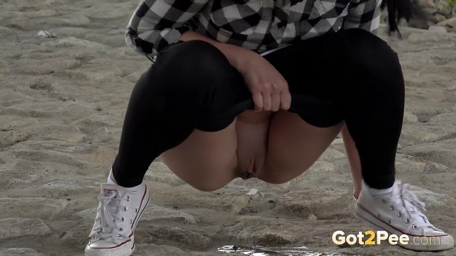 Black hair pissing - XXXonXXX - Pic 5