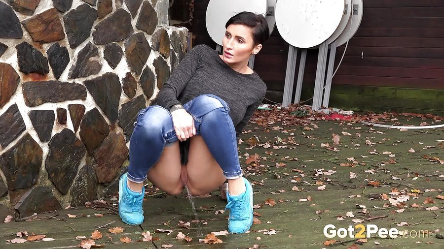 Busty pee jeans - XXXonXXX - Pic 5