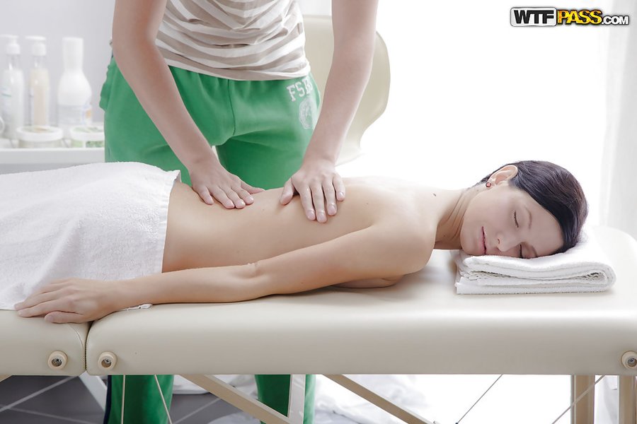 Nude young oil - XXX Dessert - Picture 1