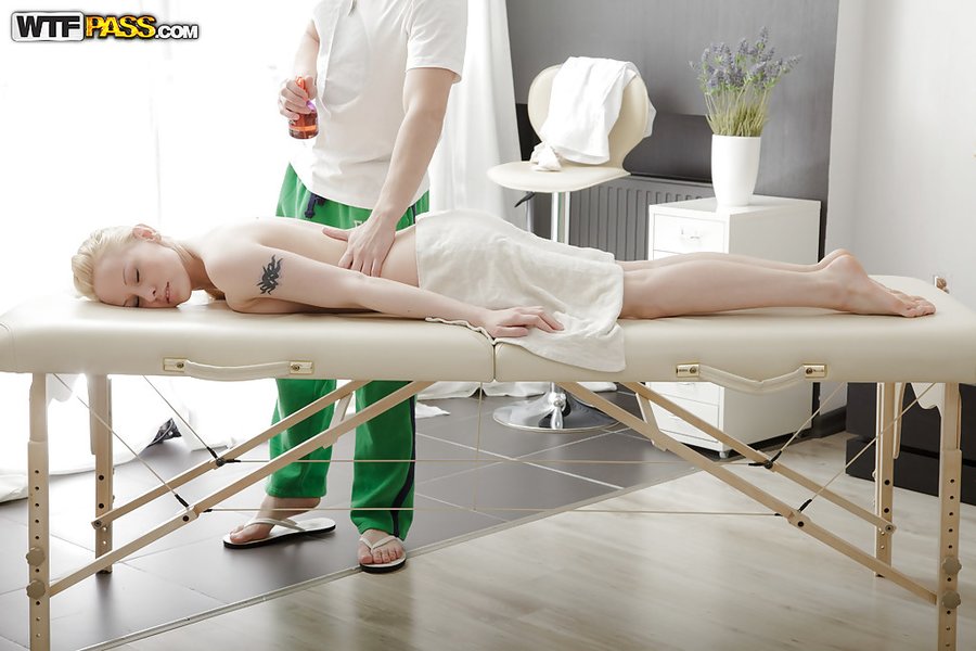 Amazing oil massage - XXX Dessert - Picture 1