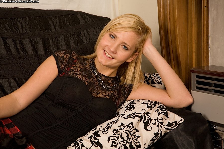 Small cute blonde amateur - XXX Dessert - Picture 3