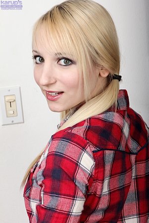 Brunette sexy miniskirt - XXXonXXX - Pic 2