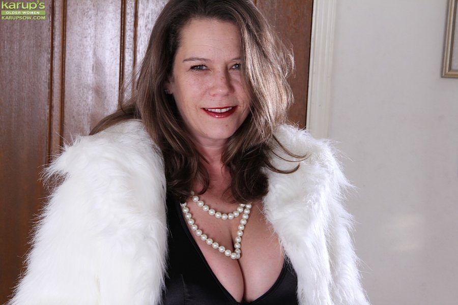 Hot mature undressing - XXX Dessert - Picture 1