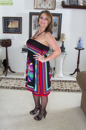 Brunette voluptuous mom - XXX Dessert - Picture 1