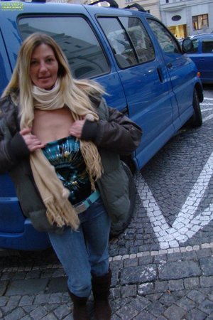 Lovely natural amateur mom - Picture 1