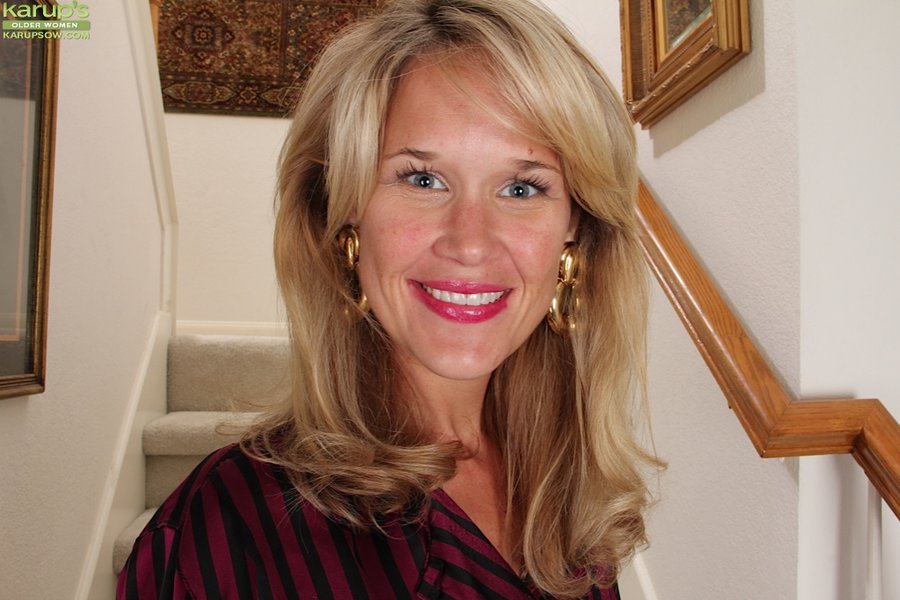 Saggy tits hot skirt - XXX Dessert - Picture 1