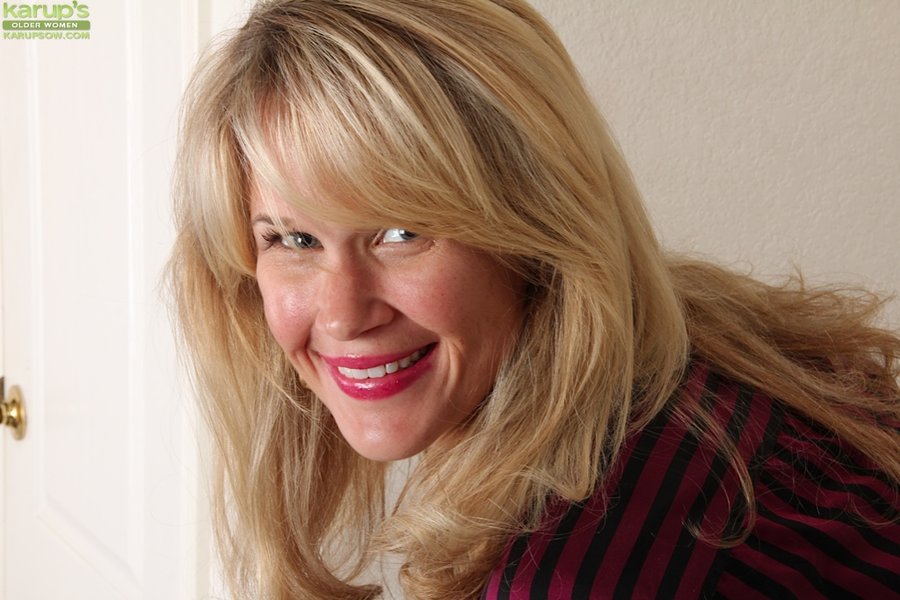 Saggy tits hot skirt - XXX Dessert - Picture 5