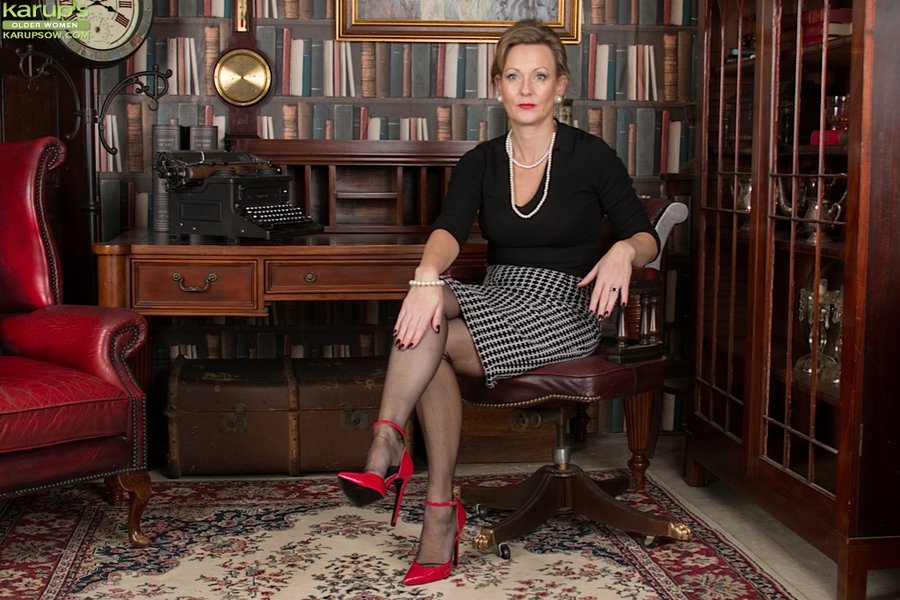 Sexy british milf - XXX Dessert - Picture 1