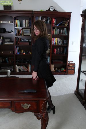 Brunette sexy secretary - Picture 1