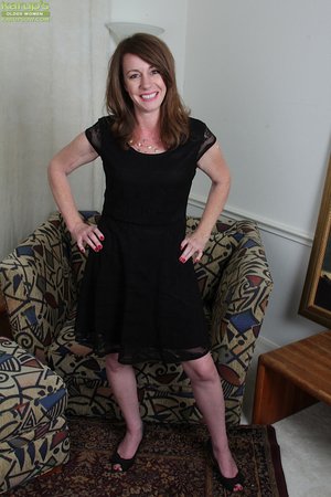 Saggy tits hot brunette mom - Picture 1