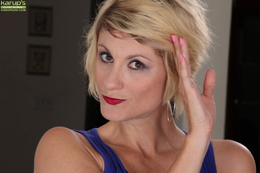 Short hair mature blonde - XXXonXXX - Pic 1