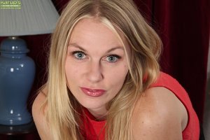 Amateur beautiful blonde solo - Picture 9