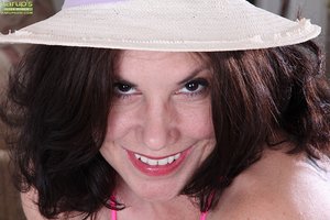 Hot natural mature - Picture 1