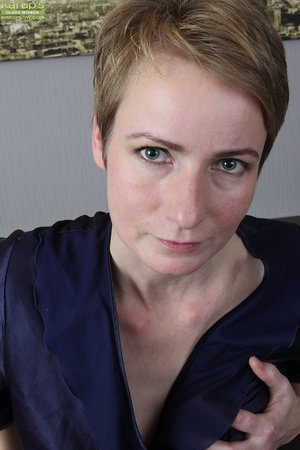 Czech kinky short hair mom - Picture 1