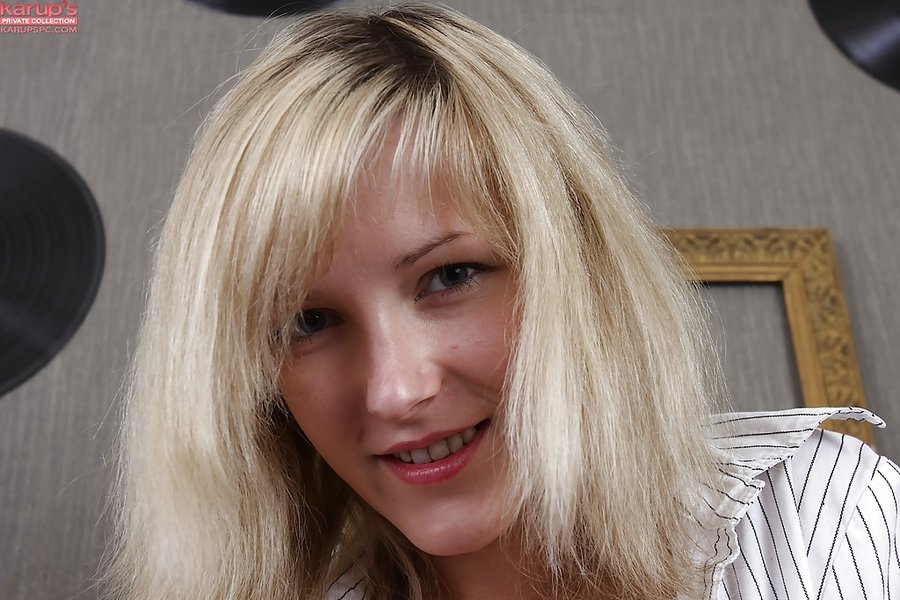 Blonde little tight girl - XXX Dessert - Picture 7