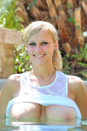 Wet pussy lips - Picture 9