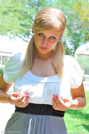 Blonde skirt teen - Picture 6