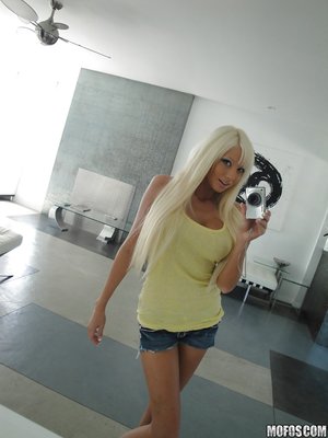 Stripping amateur blonde girlfriend - Picture 1