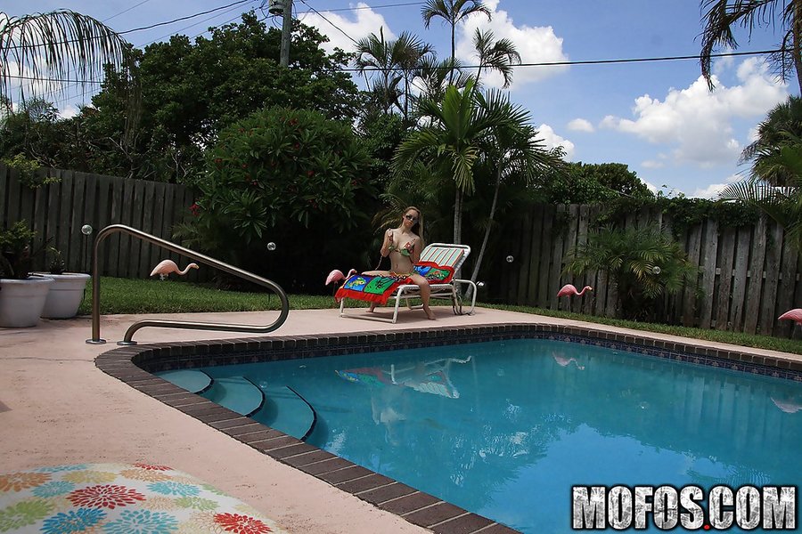 Stripping amateur girlfriend bikini - XXX Dessert - Picture 5