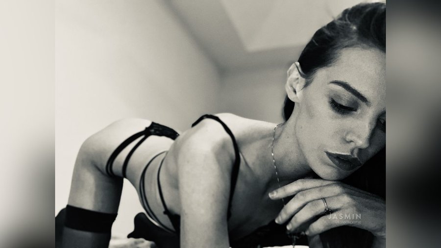 Tiny tits oil - XXX Dessert - Picture 1