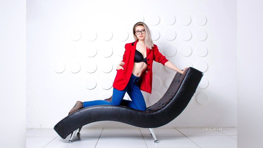 Straight dark eyes girl - XXX Dessert - Picture 2