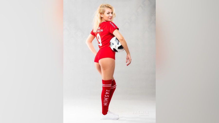 Petite teen webcam striptease - XXX Dessert - Picture 1