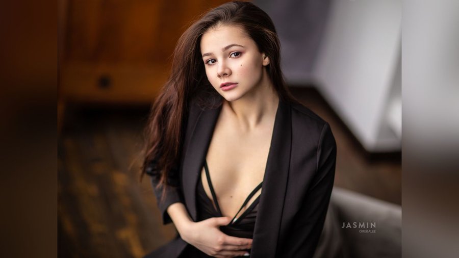 18yo dark eyes girl - XXX Dessert - Picture 1