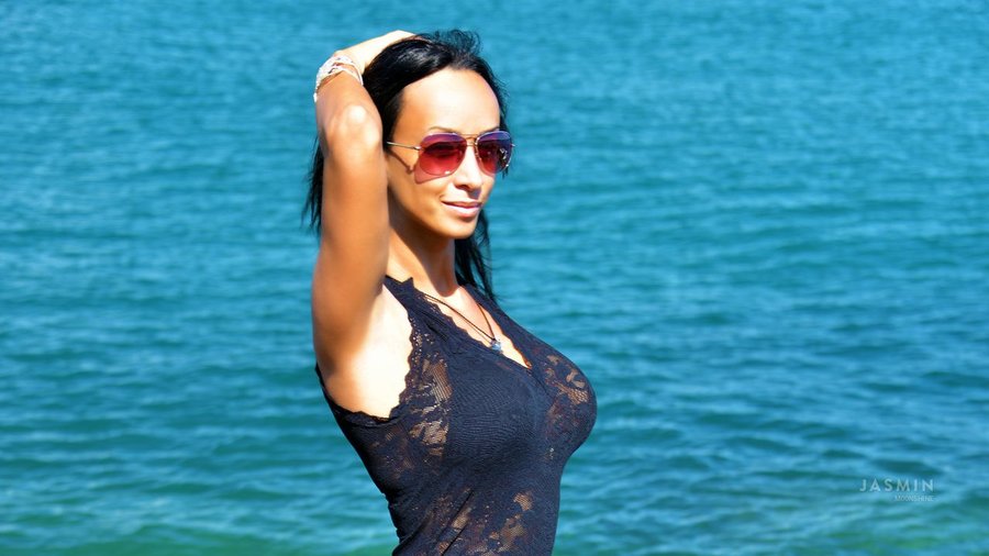 Athletic milf big tits - XXX Dessert - Picture 1