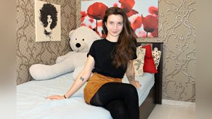 Teen 19yo oil - XXX Dessert - Picture 1