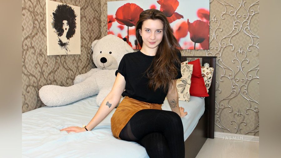 Teen 19yo oil - XXX Dessert - Picture 1