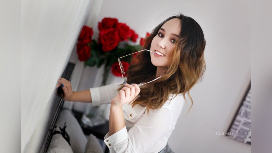 18yo asian webcam girl - XXX Dessert - Picture 1