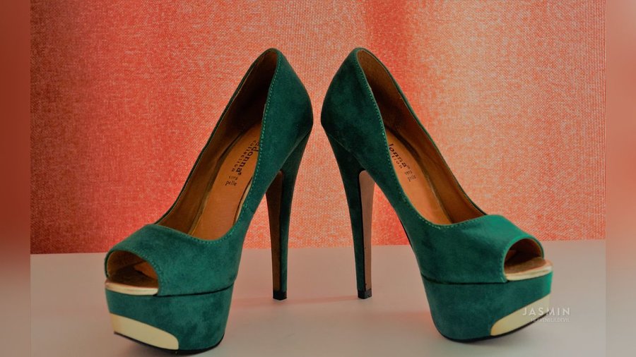 Petite cameltoe - XXX Dessert - Picture 1