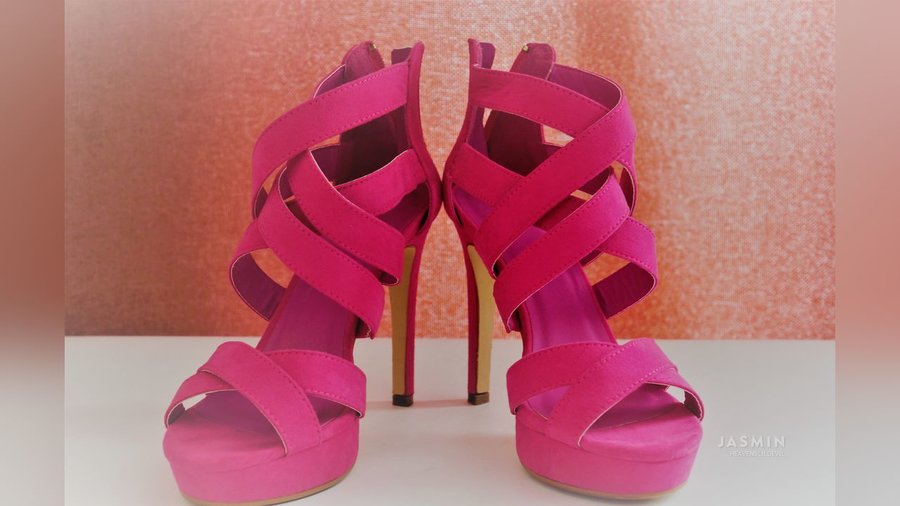 Petite camgirl squirt - XXX Dessert - Picture 1