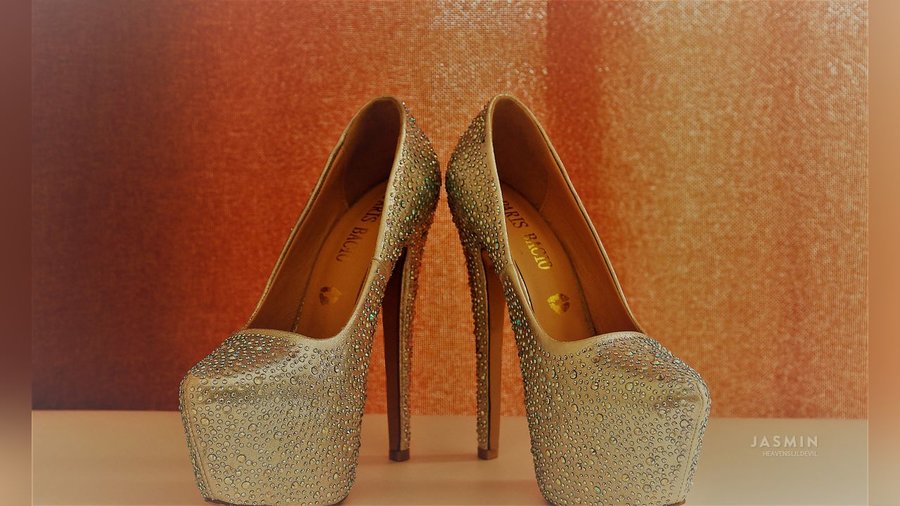 Petite girl squirt - XXX Dessert - Picture 3