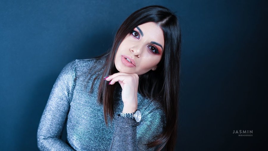 Straight dark eyes girl - XXX Dessert - Picture 1