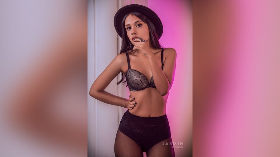 Latin dark eyes girl - XXX Dessert - Picture 2