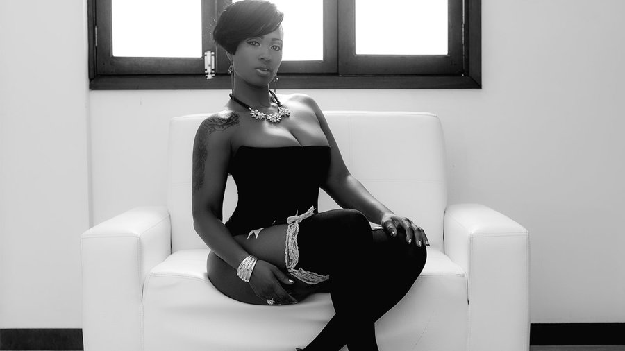 Ebony italian strap on - XXX Dessert - Picture 1